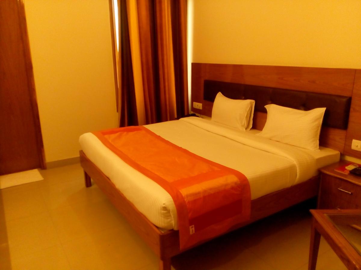 Red Carpet Hotels 노이다 외부 사진