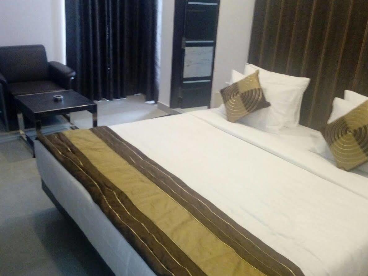 Red Carpet Hotels 노이다 외부 사진